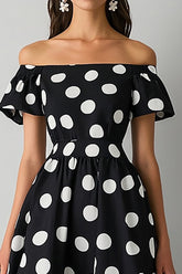 Schulterfreies Schwarzes weißes A-Linie Kleid mit Polka Dots
